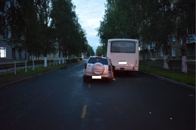 Ухта Наезд на стоящий автобус